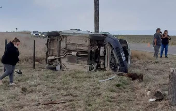 Villa Yacanto: una camioneta volcó sobre la ruta s228