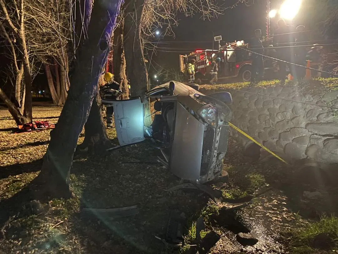 Santa Rosa: dos personas hospitalizadas por el vuelco de un automóvil en la costanera