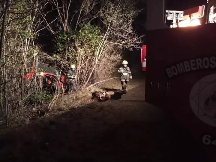 Santa Rosa: un automóvil despistó y termino impactando contra un arbol