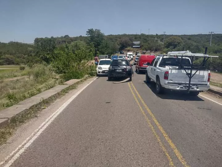 Villa del Dique: dos automóviles chocaron de frente en el puente Las Vacas