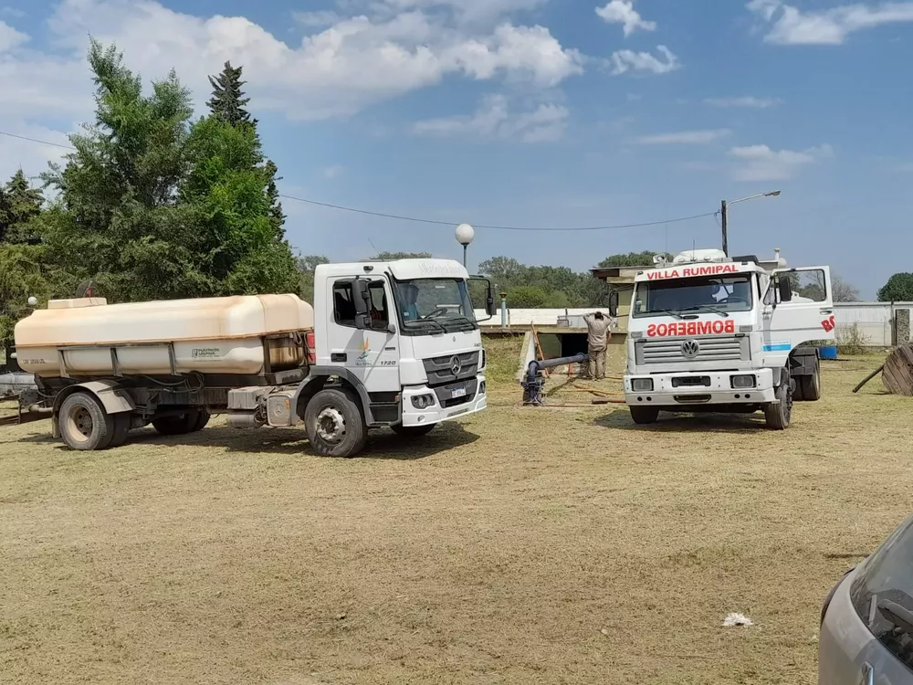 Camiones cisterna Villa Rumiapal
