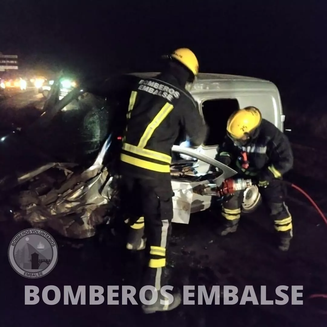 Embalse: dos vehículos impactaron de frente en la curva de Rosarolli