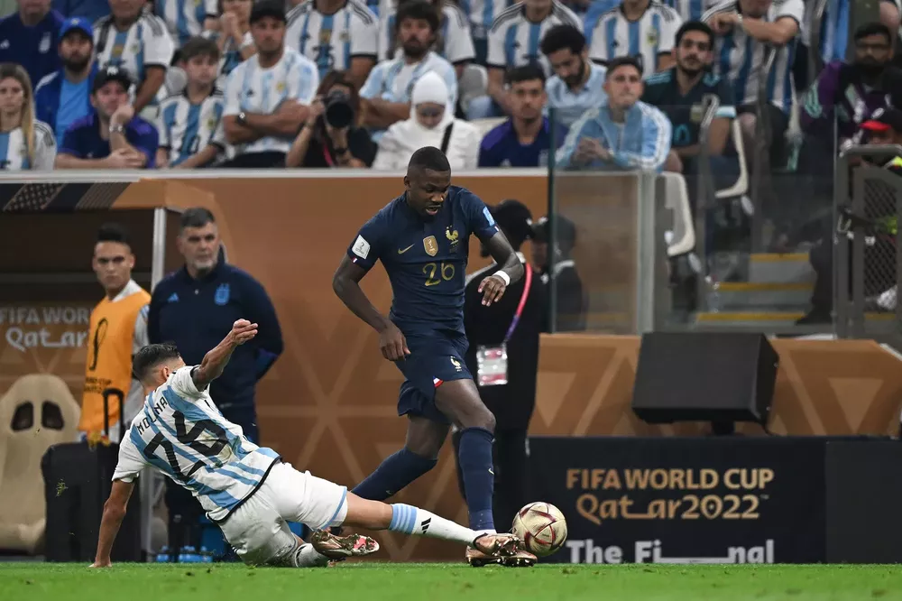 Molina disputa el balón frente a Francia Foto: Agencia Télam