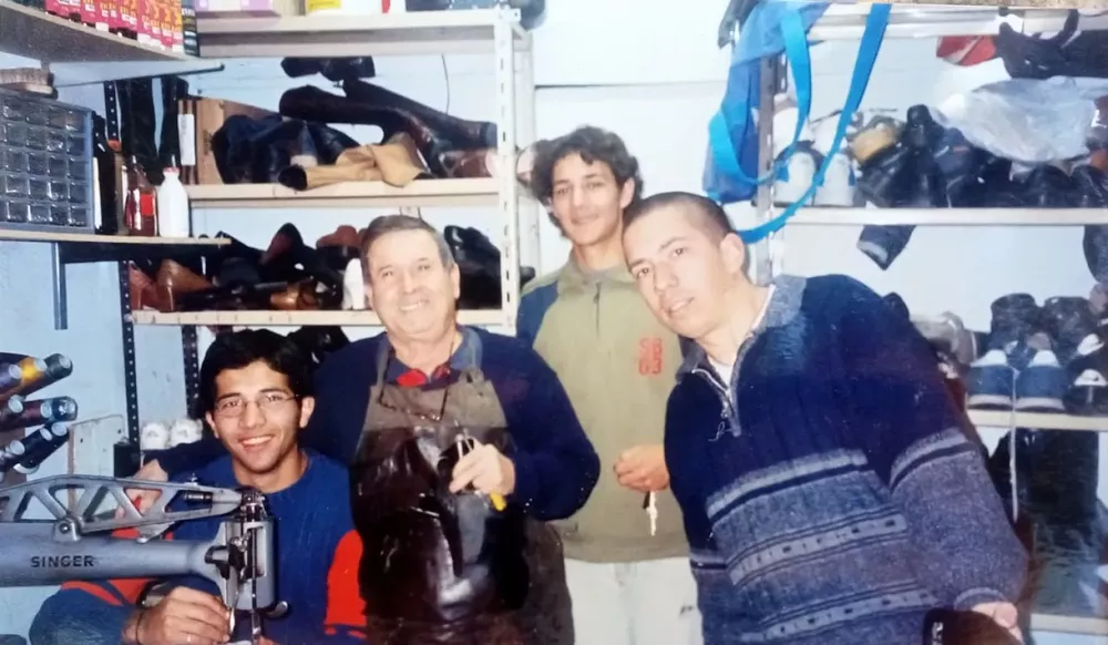 Zapatodo - Carlos aprendió el oficio desu suegro Zapatodo - Carlos aprendió el oficio desu suegro