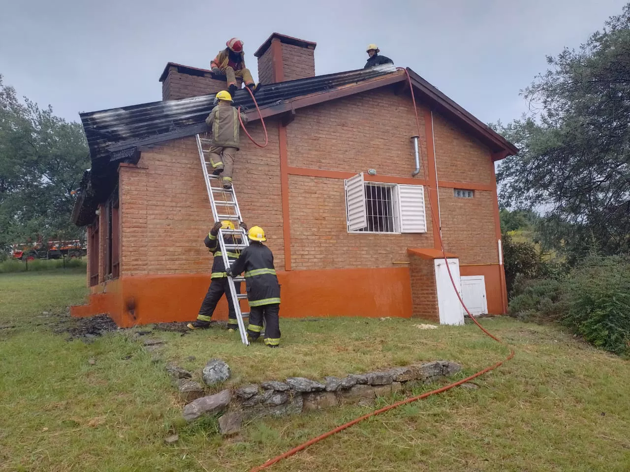 Villa Yacanto: bomberos extinguieron un incendio en una vivenda