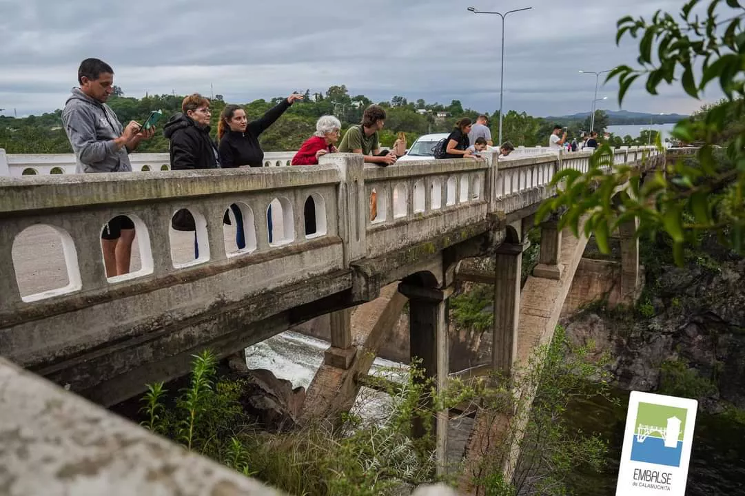 Embalse: comenzó a pasar agua por el vertedero