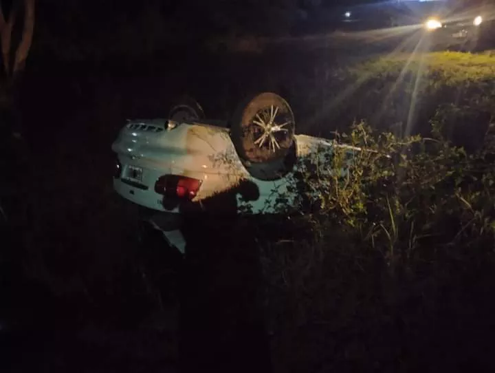 Villa Rumipal: un automóvil volcó tras chocar contra el lateral de una camioneta