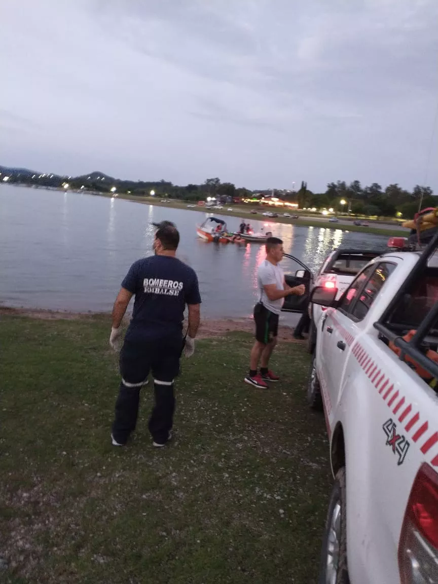 BOMBEROS RESCATE PERSONA EN EL LAGO 01