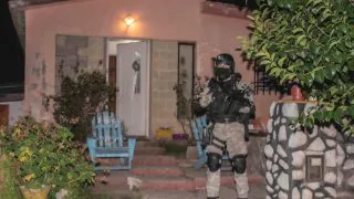 La Policía Antinarcóticos detuvo a tres personas en Villa Rumipal por comercialización de drogas, entre ellos a un anima