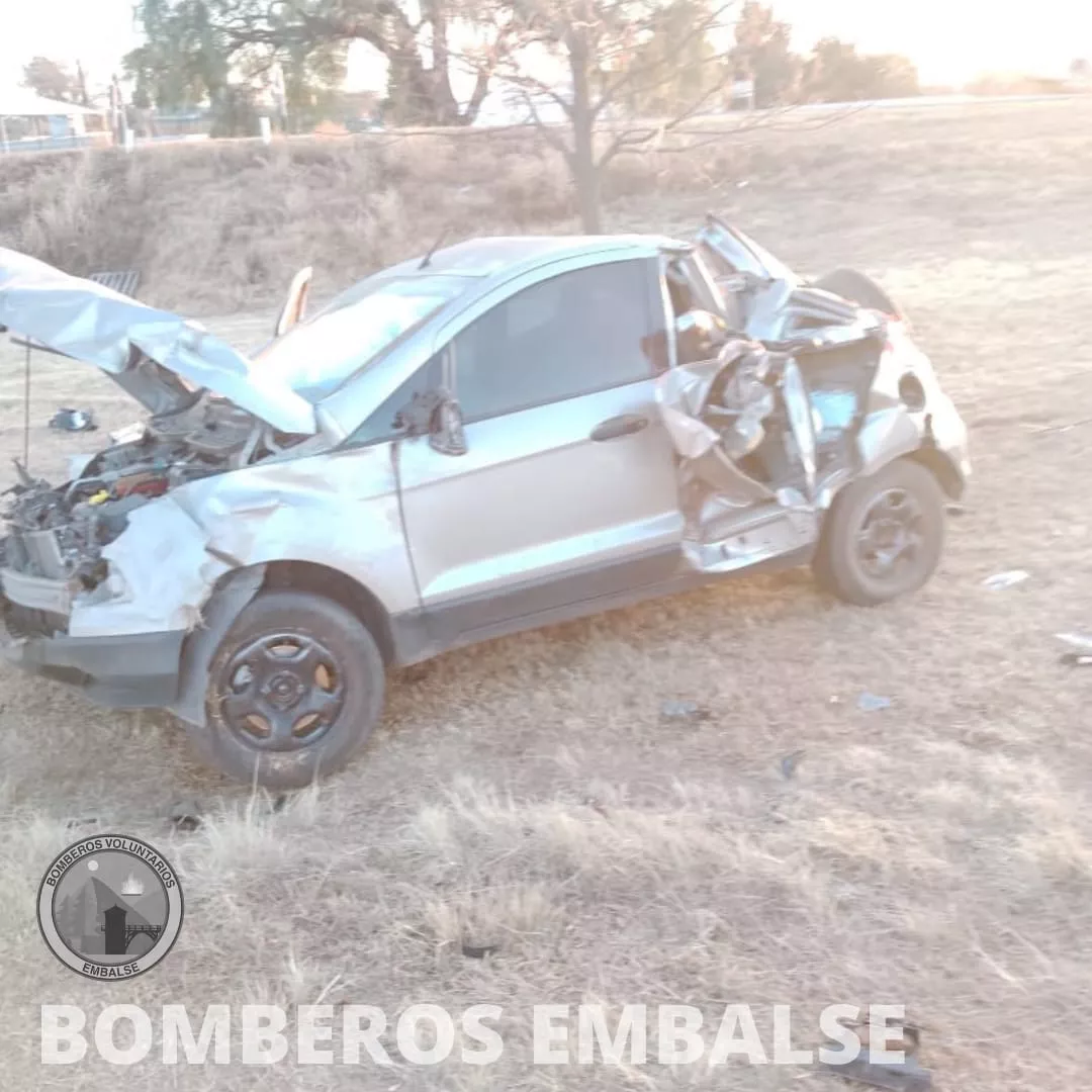 Embalse: volcó un automóvil sobre la ruta 5