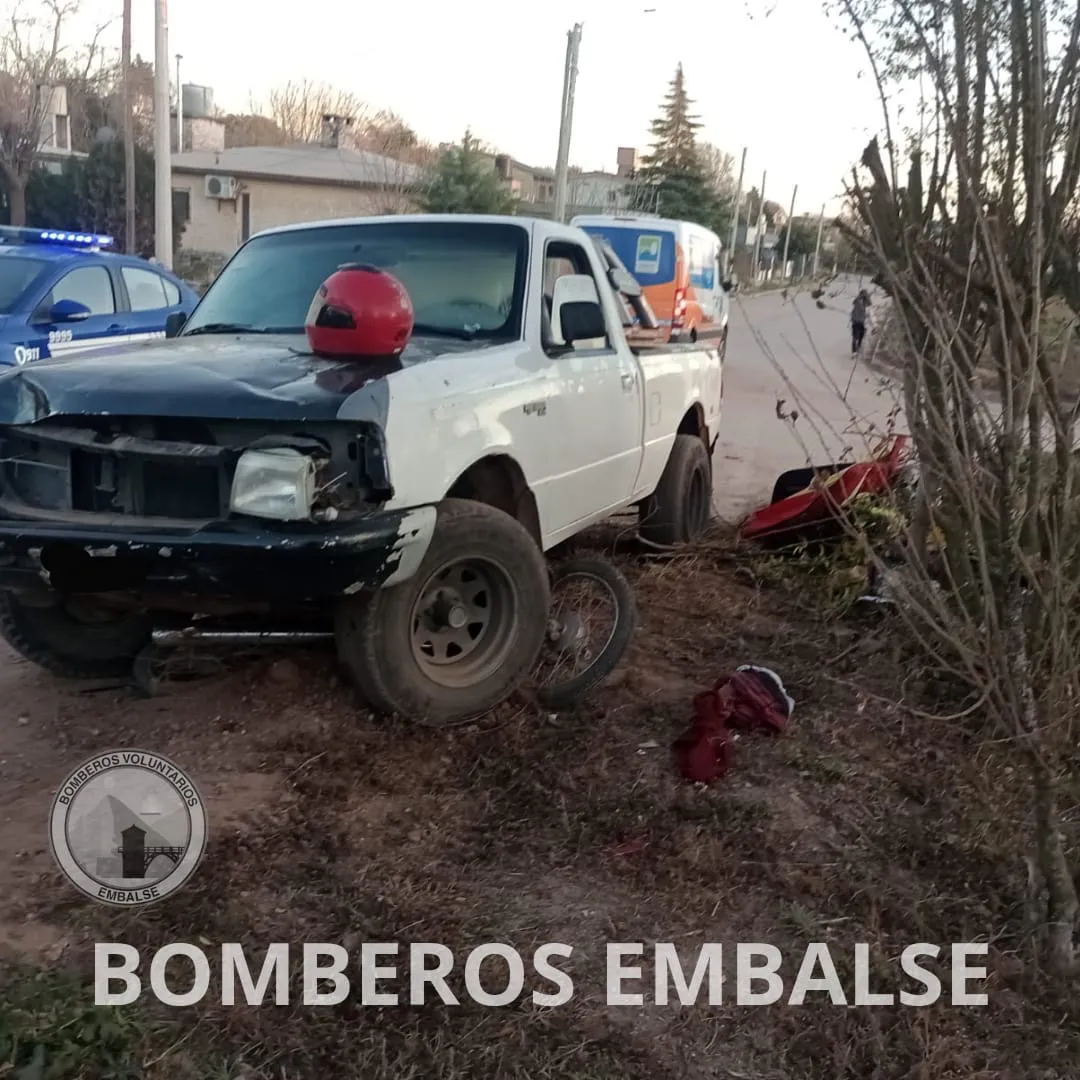 Una camioneta impacto con una motocicleta en Embalse