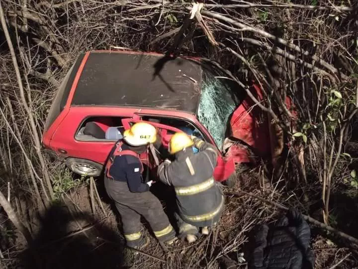 Santa Rosa: un automóvil despistó y termino impactando contra un arbol