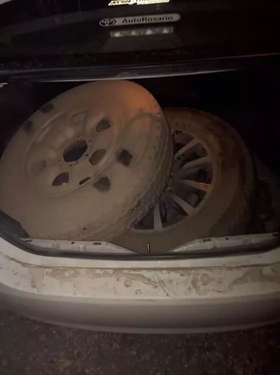 Villa General Belgrano: delincuentes robaron ruedas de auxilio, escaparon en un automóvil y luego lo abandonaron en Alta