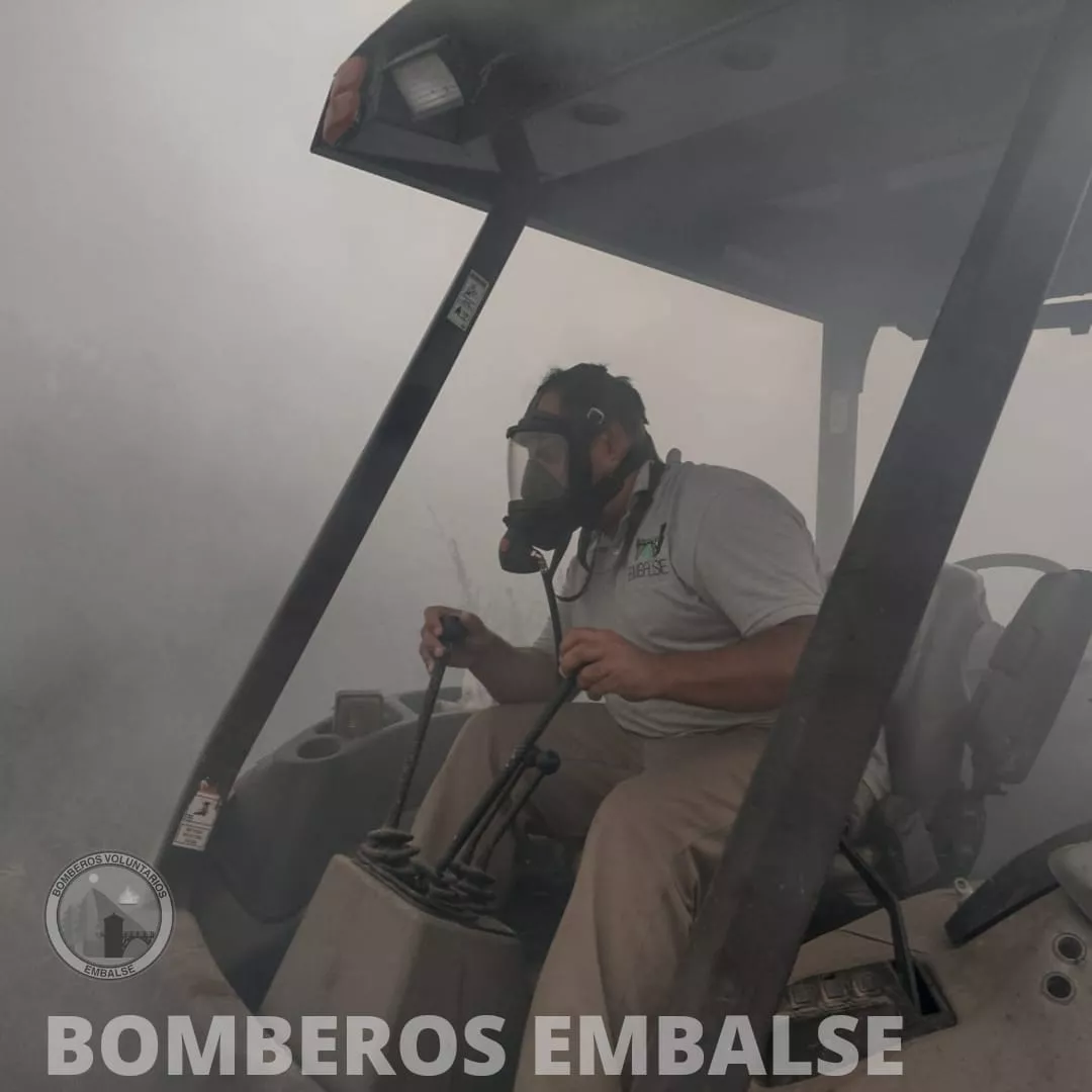 Un caballo quedó atrapado en una zanja durante un incendio de residuos en Embalse