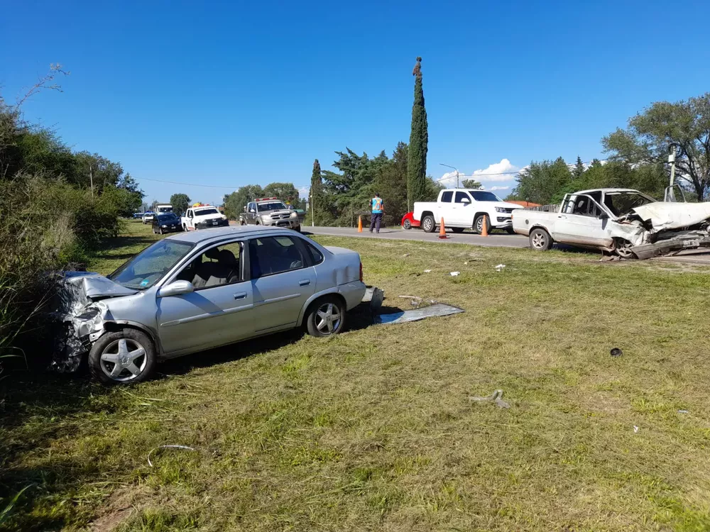 Villa Rumipal: dos automóviles chocaron de manera frontal sobre ruta 5