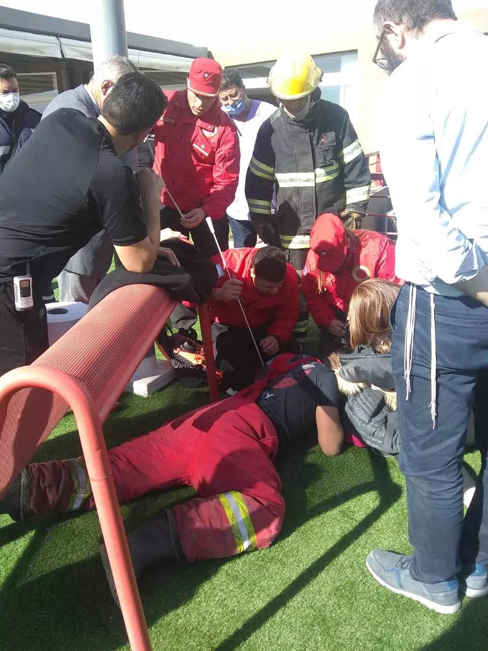 Rescatan a una niña atorada