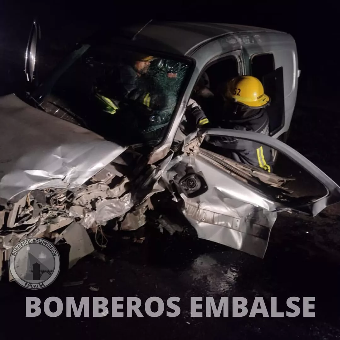 Embalse: dos vehículos impactaron de frente en la curva de Rosarolli