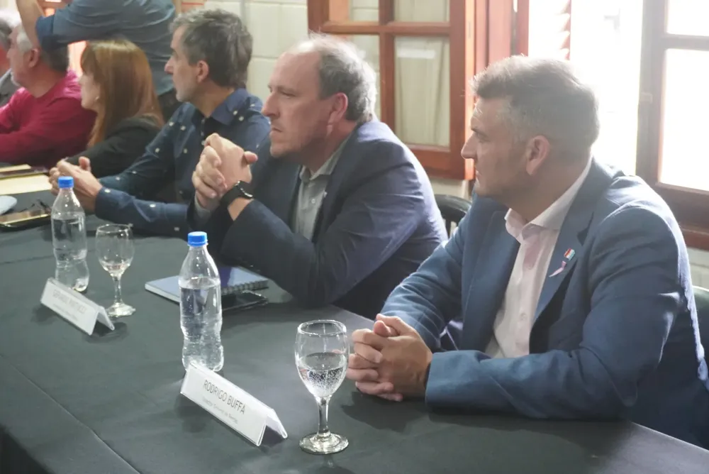 El Ministro Acosta estuvo en Villa Rumipal firmando convenios