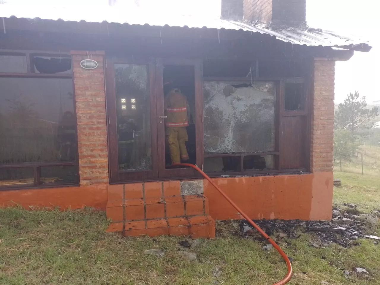 Villa Yacanto: bomberos extinguieron un incendio en una vivenda