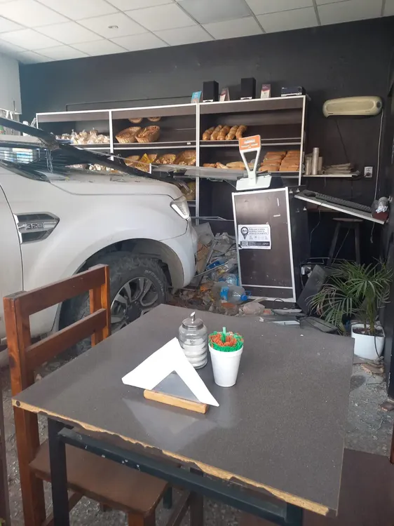 Santa Rosa: una Ford Ranger se metió dentro de una panadería luego de esquivar a una persona