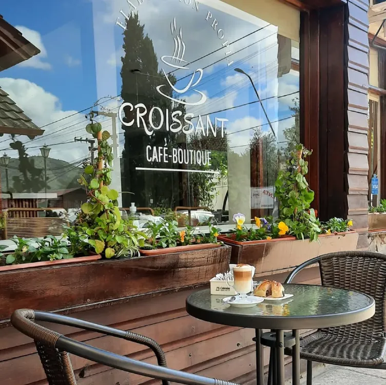 Croissant taller de arte latte café villa general belgrano