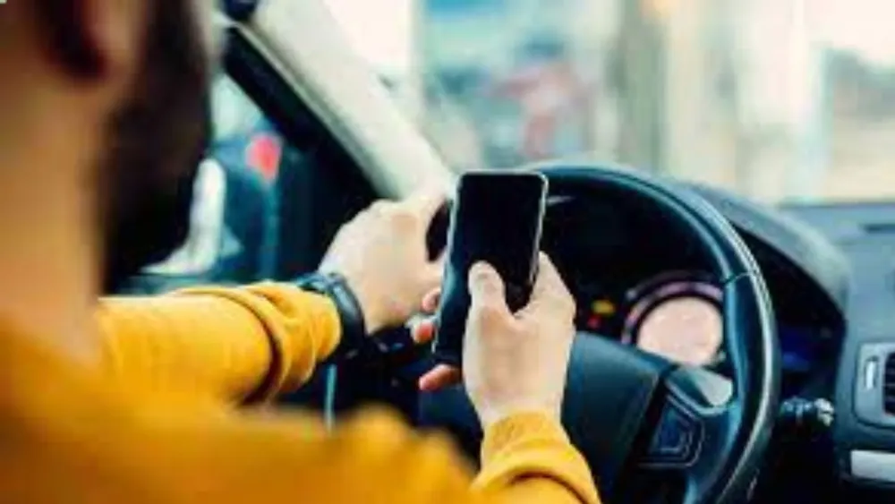 celular-al-volante-1196549