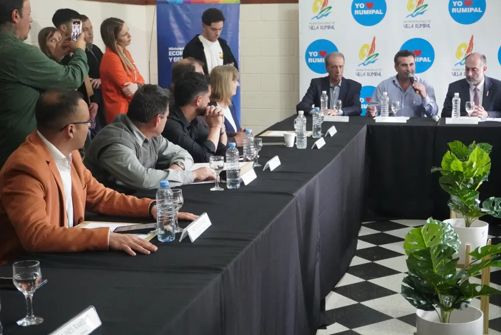 El Ministro Acosta estuvo en Villa Rumipal firmando convenios