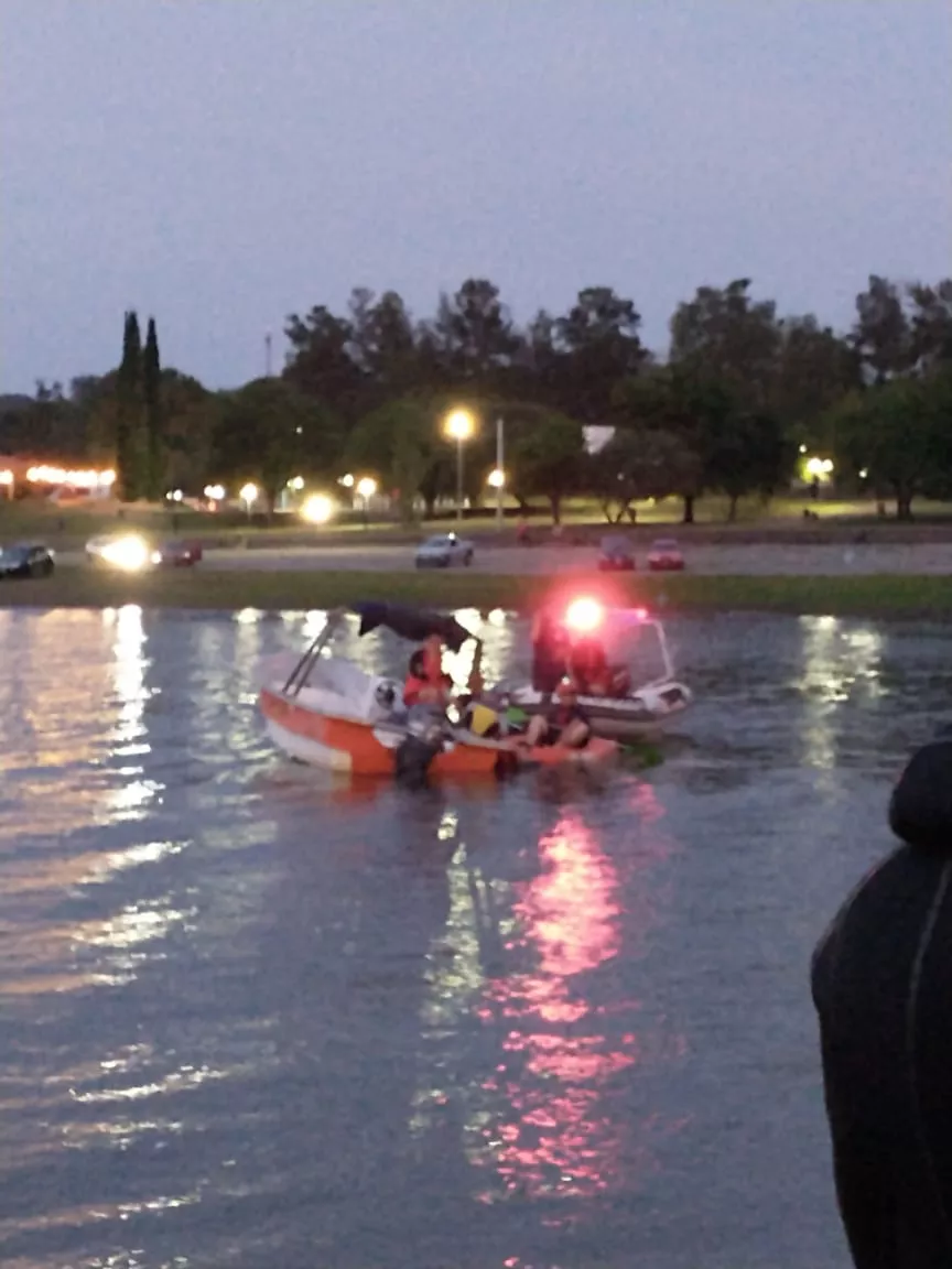 BOMBEROS RESCATE PERSONA EN EL LAGO 03