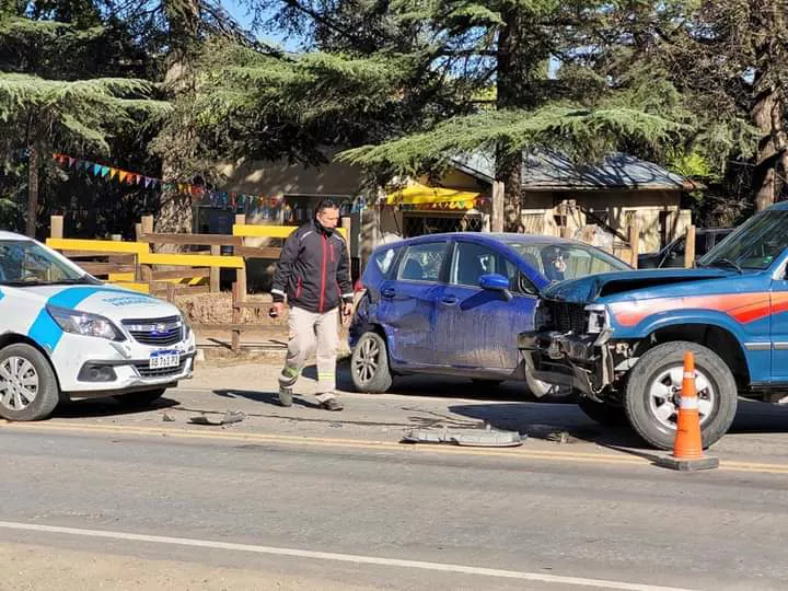 Villa General Belgrano: un automóvil y una camioneta chocaron sobre San Martín al 700