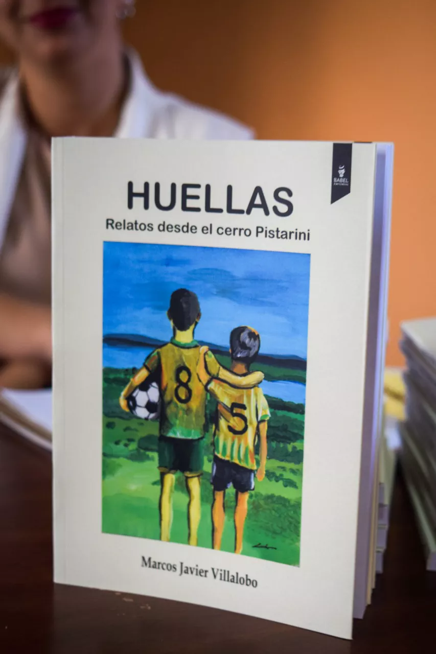 Huellas, el libro de un embalseño con historias futboleras y que relata cuando Maradona visitó Calamuchita