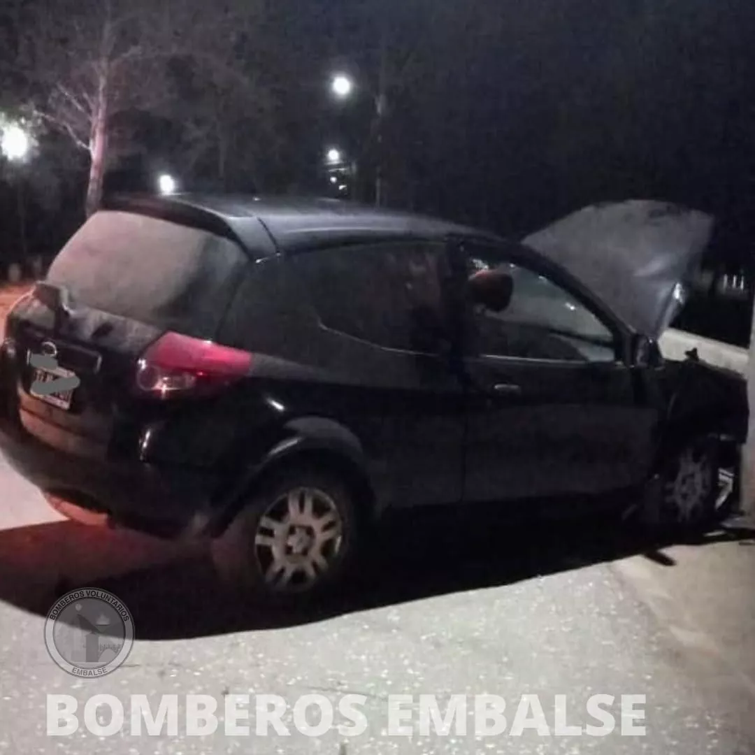 Embalse: un automóvil chocó contra una columna de cemento