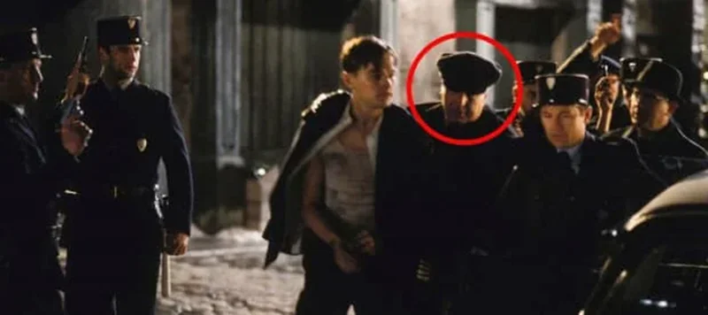 in-catch-me-if-you-can-2002-the-policeman-who-arrests-di-v0-9pk8keahbm941