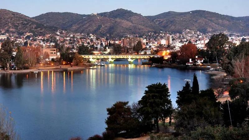 Vista-de-la-Ciudad-de-Villa-Carlos-Paz-y-Lago-San-Roque