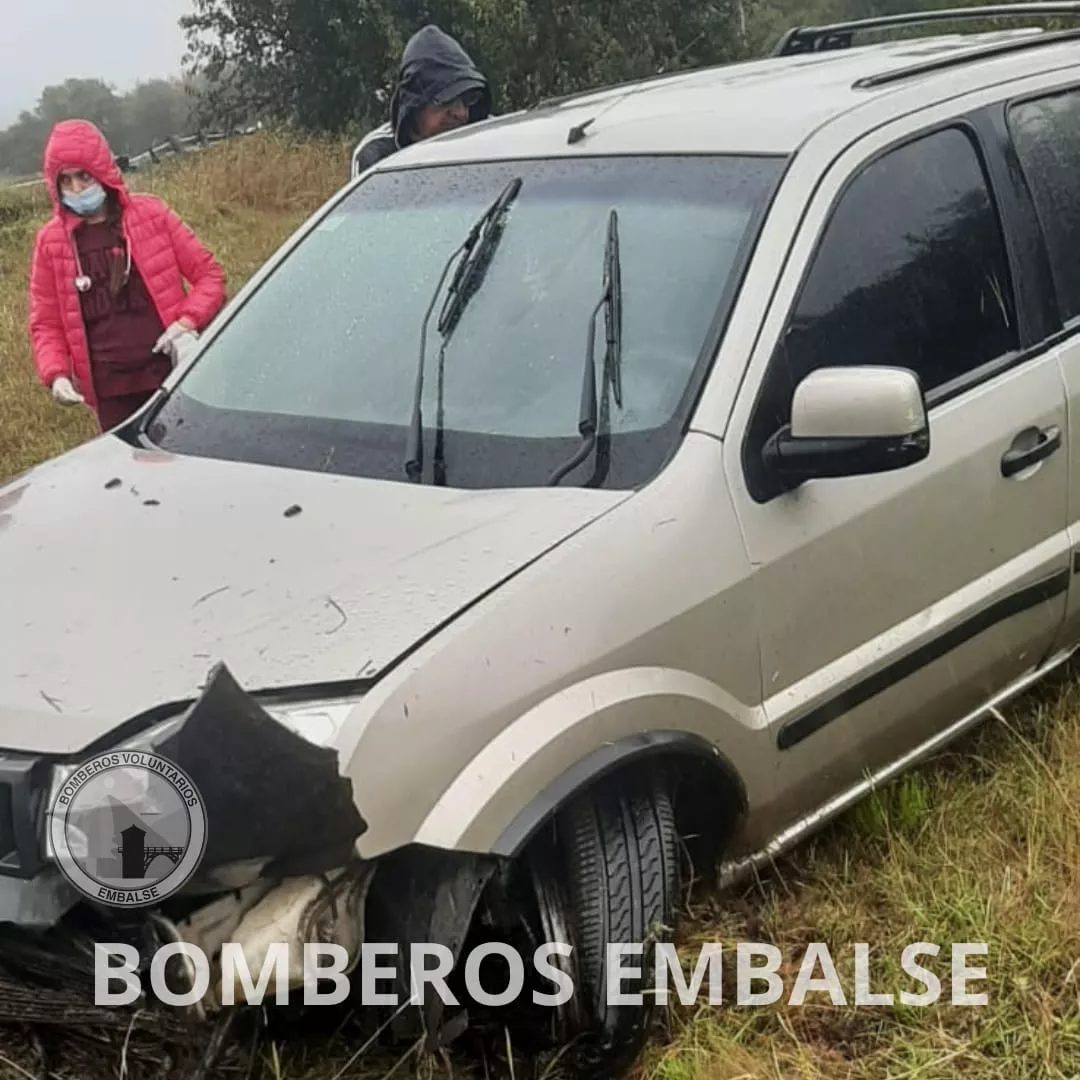 Embalse: un automóvil despistó producto del agua acumulada en la ruta