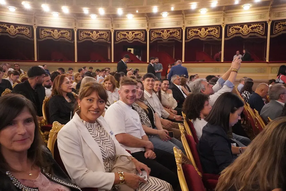 Claudia, Santiago y seres queridos de la familia de Von König en la premiación