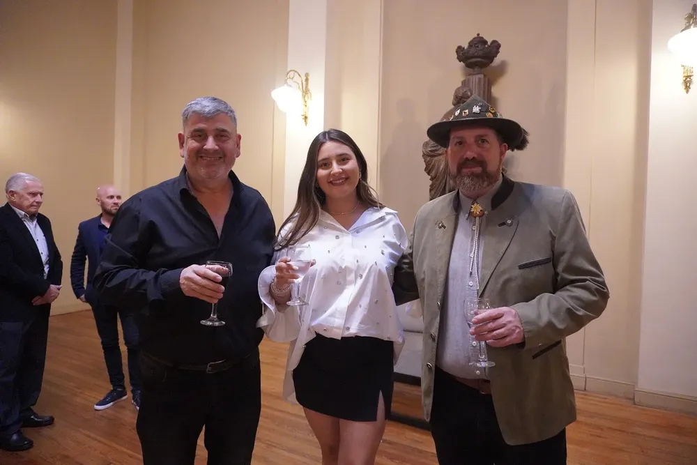 Oscar, Aylén y Sebastián Sala (Presidente del Centro de Comercio de Villa General Belgrano) durante el ágape