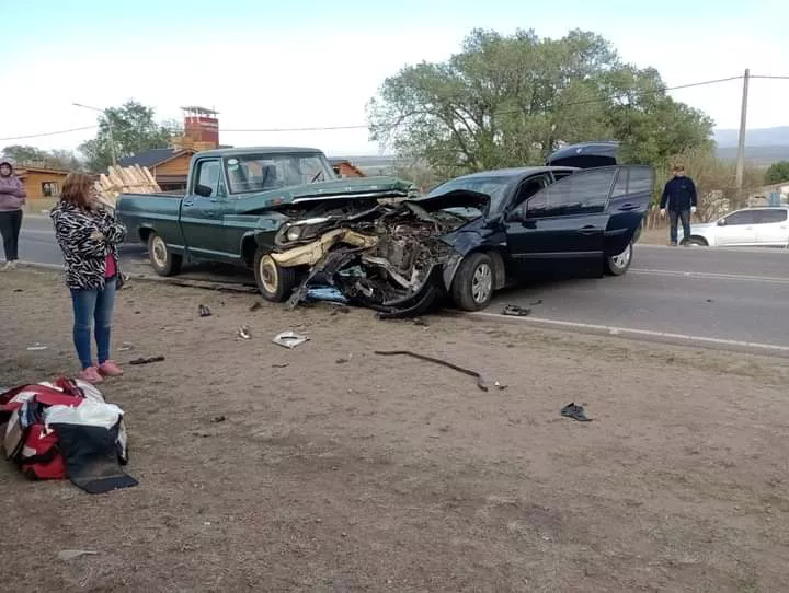 Rutas peligrosas: una camioneta y un automóvil chocaron de frente en El Corcovado