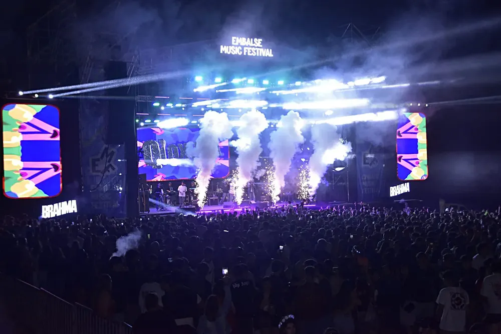 fiesta-de-la-primavera-en-calamuchita-escenario-principal-embalse