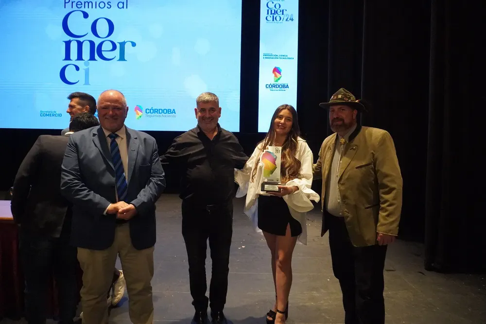 Oscar, Aylén y Sebastián Sala (Presidente del Centro de Comercio de Villa General Belgrano) en la premiación