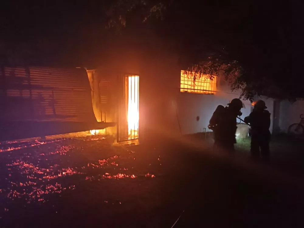 Santa Rosa se incendió una vivienda y las pérdidas fueron totales 01