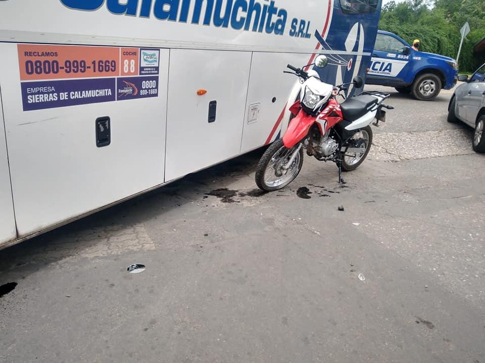 Moto quedó abajo de colectivo 02