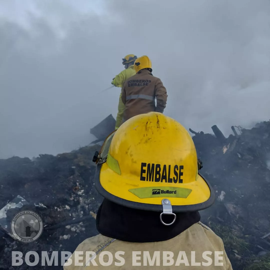 Un caballo quedó atrapado en una zanja durante un incendio de residuos en Embalse
