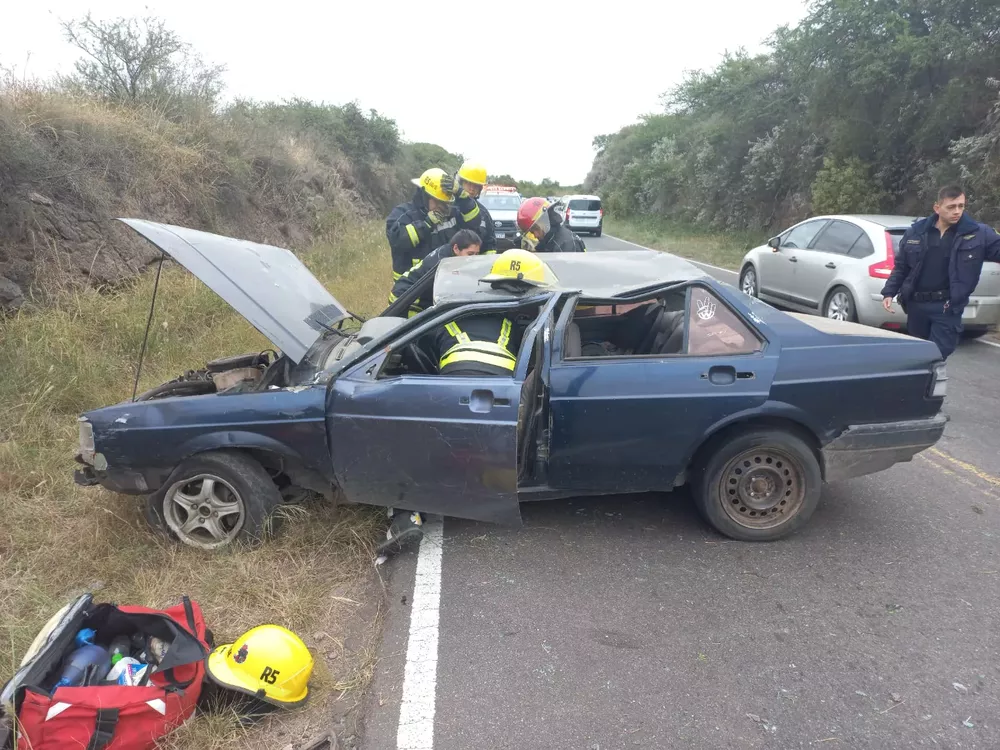 Embalse: un automóvil chocó contra un cerro 