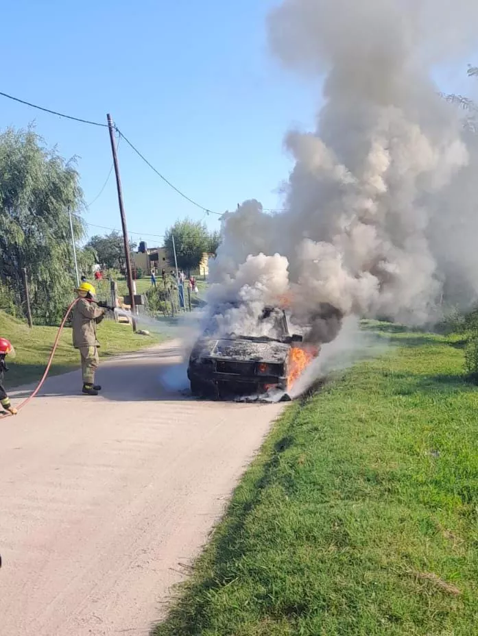 Villa Yacanto: bomberos trabajaron en un incendio vehicular 