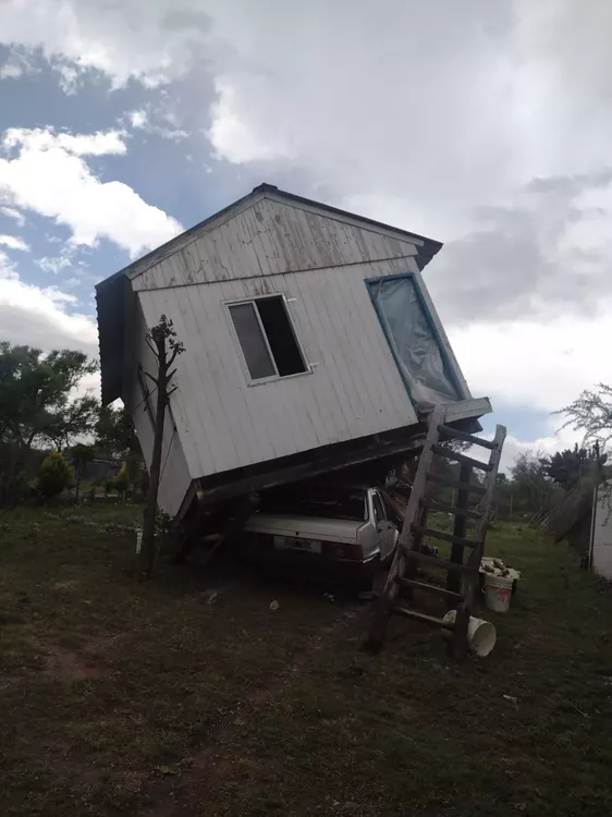 CASA SOBRE AUTO  -  BOMBEROS EMBALSE 02