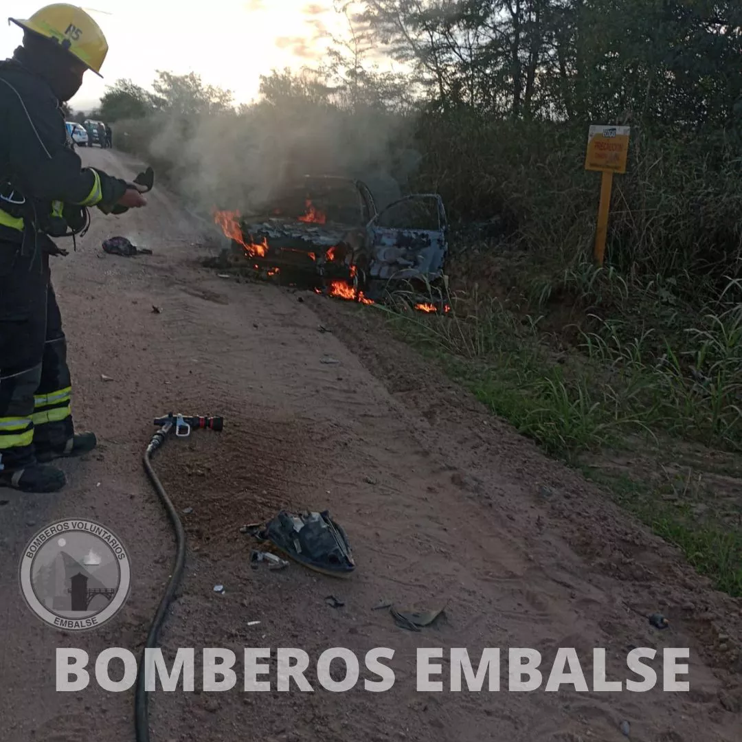 Embalse: un automóvil volcó y se prendió fuego