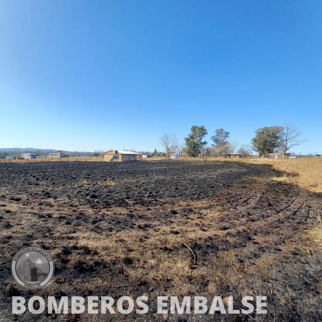 Villa Quillinzo: bomberos intervinieron en un incendio de campo