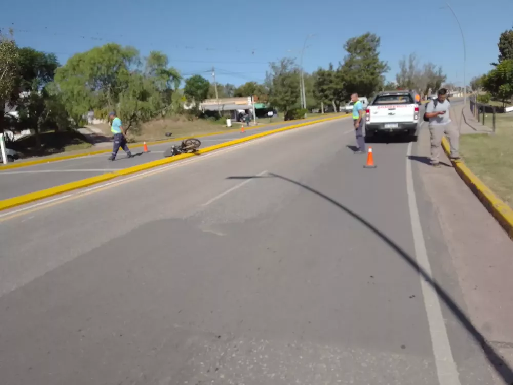 Embalse: un hombre cayó de su motocicleta en Barrio Comercial 