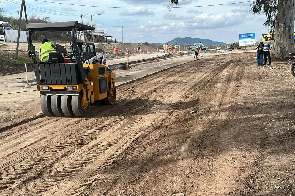Foto-Nota-RP-5-Avanza-la-construccion-de-rotondas-en-acceso-a-Villa-del-Dique-y-Villa-Rumipal-5