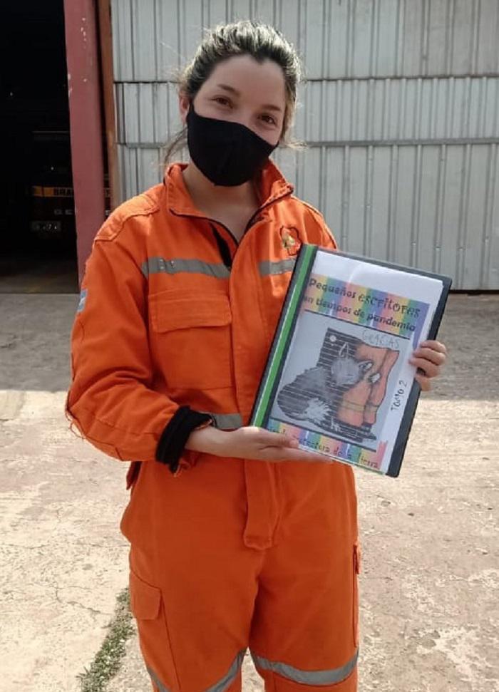 BOMBERA CON LIBRO VDD 01